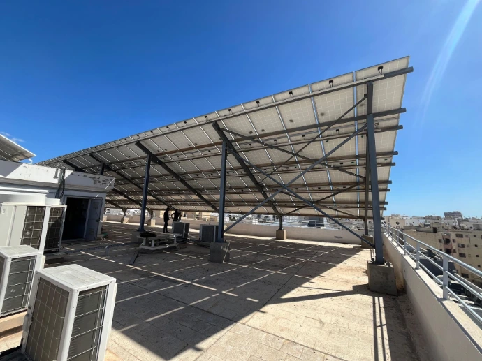 Structure photovoltaïque industrielle en acier galvanisé – Projet solaire Tunisie  Image centrale au sol agricole