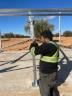 Technicien Horizon Énergie installant des panneaux solaires à Sfax
